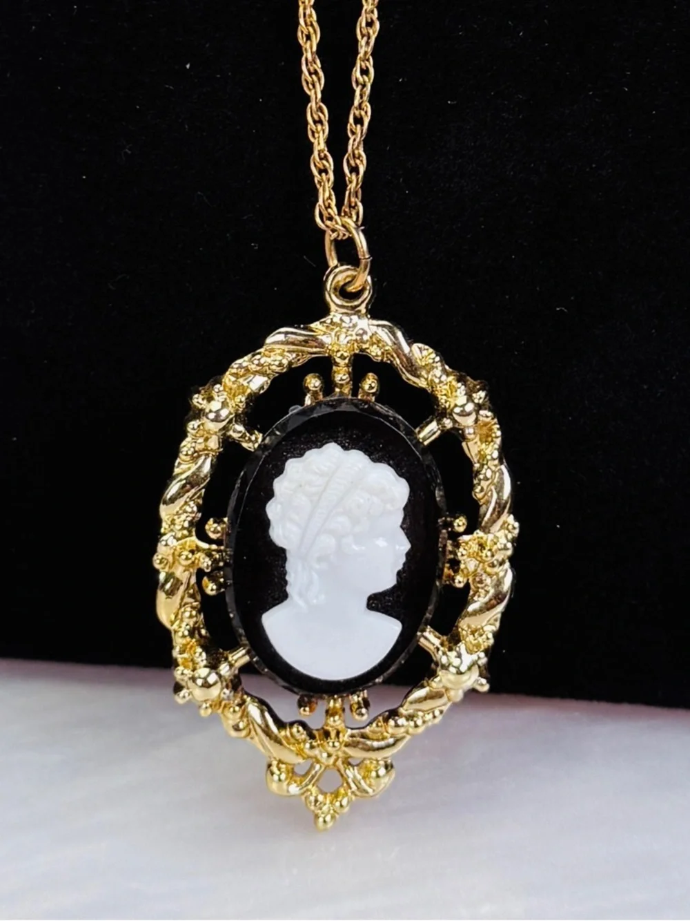 Beautiful, Goldtone Black & White Cameo Pendant Necklace